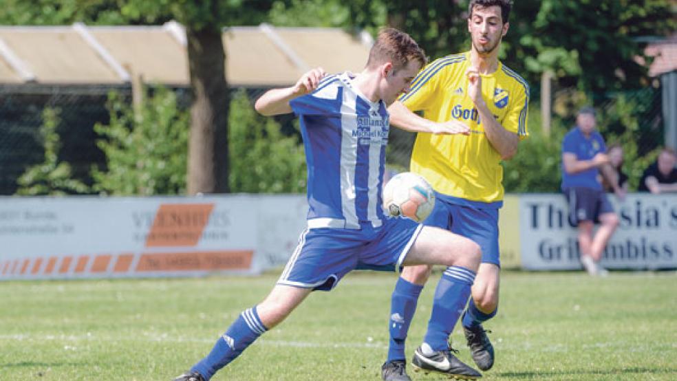 Der zweiten Herrenmannschaft der Möhlenwarfer um Timo Aikens gelang gegen dem TuS Weener II um Hassan Shakir ein 2:1-Derbysieg. © Foto: Bruins