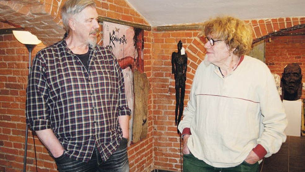 Im Gespräch: Georg Willms und Manfred Boomgaarden in der neuen Ausstellung im Gewölbekeller. © Foto: Hoegen