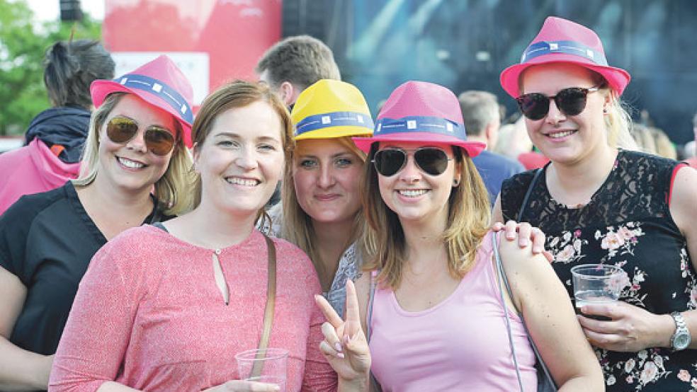 Gut gelaunt und gut behütet: Am Samstag genossen auch diese Besucherinnen bei bestem Wetter die Atmosphäre auf dem Mehrzweckgelände in Tannenhausen. © Foto: Friedrichs