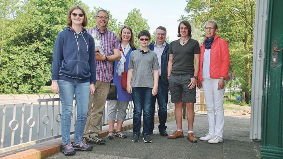 Auf Besuch in Weenermoor: Von links Mallory, Eric, Amy und Kepler Engelmann mit Peter Janssen, Schriftführer des Heimatkundlichen Arbeitskreises, Dolmetscher Jan Schmidt und der Arbeitskreis-Vorsitzenden Jeane Schmidt. © Foto: privat