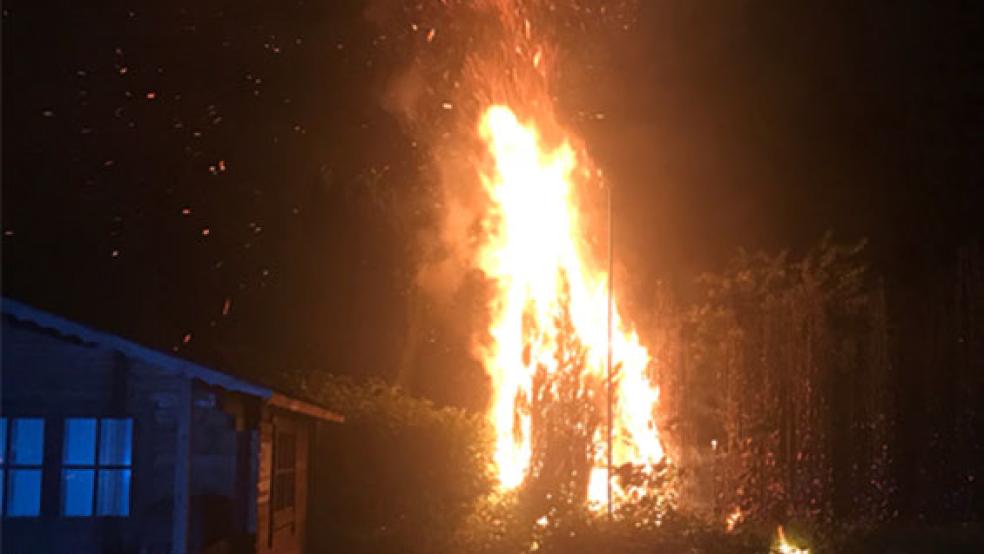 Die brennende Hecke war weithin sichtbar und zog diverse Notrufe nach sich. © Foto: Kreisfeuerwehr