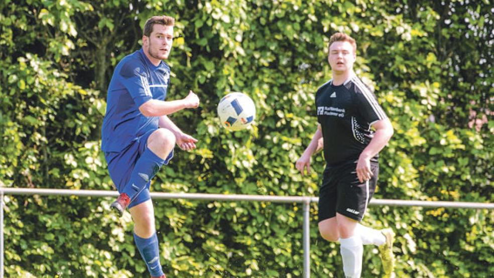 Gegen die starken SG-Fußballer um Christian Meulenkamp (links) waren die Gäste aus Flachsmeer machtlos. © Foto: Bruins