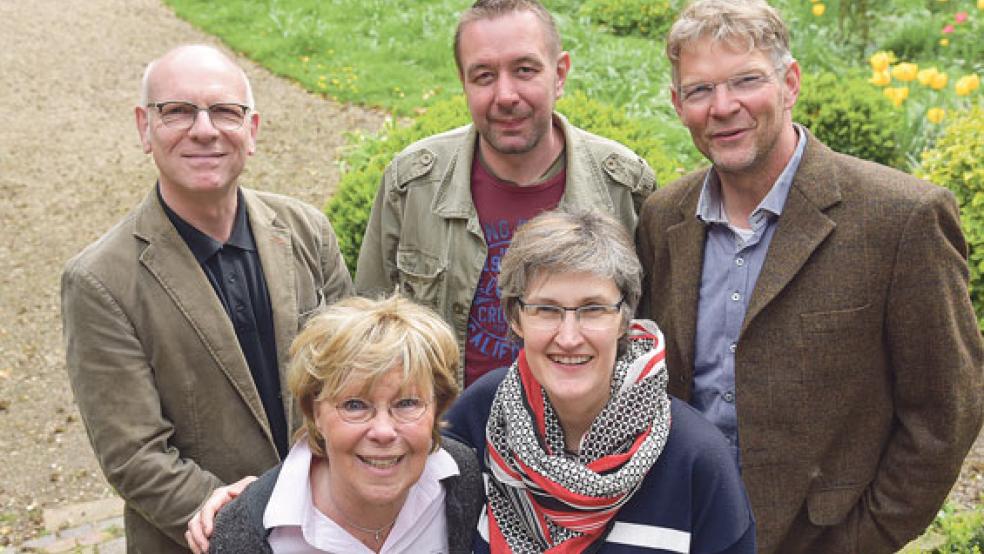 Sie haben für den Geburtstag der Kirche auf Landschaftspolder einiges auf die Beine gestellt: (von links) Pastor Michael Groothues sowie Stefan Verch, Fokko de Boer, Evi Neelen und Annegret Steenblock vom Kirchenrat.  © Foto: privat