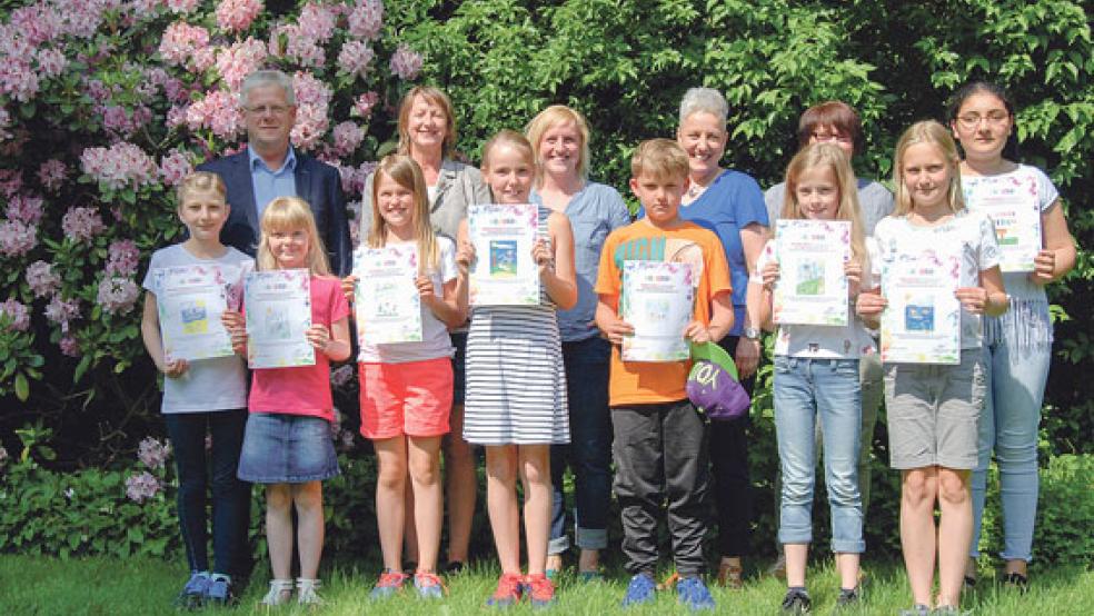 Sieben der zehn Kinder, die die besten Bilder gemalt hatten, waren gestern bei der Preisverleihung dabei. Im Hintergrund (im Bild von links) Bürgermeister Ludwig Sonnenberg, Angelika Janssen-Harms, Anne Miksiunas, Nicole Groenewold und Monika Zuidema.  © Foto: Hoegen