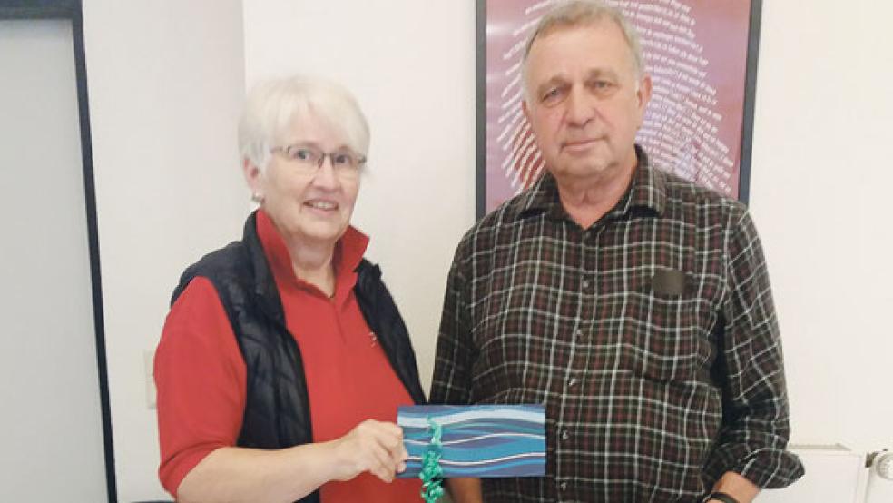 Vorsitzende Heide Robbe vom DRK-Ortsverein Holthusen-Stapelmoor bedankt sich mit einem Präsent bei Günther Lau für seine 120. Blutspende.  © Foto: DRK