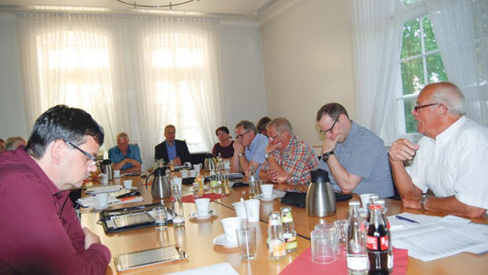 Kontrovers diskutiert wurde jetzt im Bauausschuss auch über die Informationspolitik von Bürgermeister Ludwig Sonnenberg zum Thema »Haushalt 2018. © Foto: Hoegen