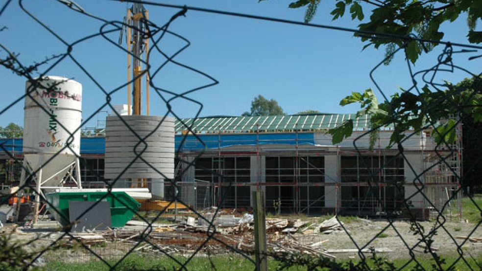 Die derzeit größte und teuerste Baustelle der Stadt Weener: Das Feuerwehrhaus an der B 436. © Foto: Szyska