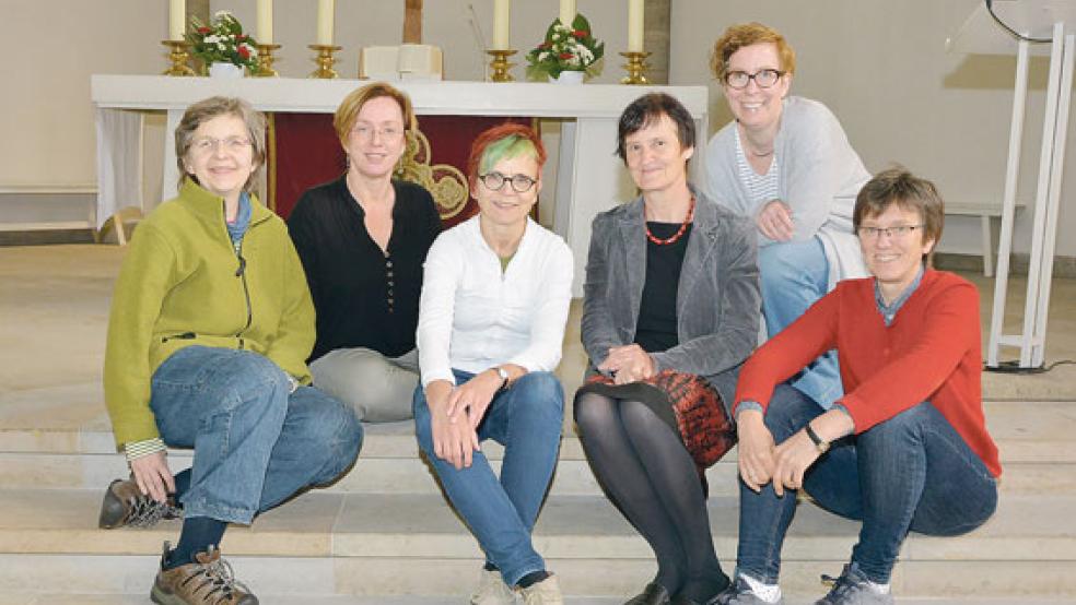 Das Vorbereitungsteam des Gottesdienstes am Pfingstsonntag: Ulrike Kothe, Bettina Rehbein, Beate Besser, Andrea Schrimm-Heins, Ruth Heß und die Kirchborgumerin Gretchen Ihmels-Albe (von links).  © Foto: Evangelische Kirche 
