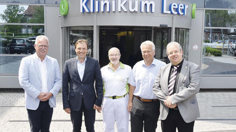 Haben ihre Zusammenarbeit erfolgreich ausgeweitet (von links): Dr. Berry Overbeek (Mikrobiologie und Krankenhaushygiene, Universitätsklinikum Groningen), Prof. Dr. Alex Friedrich (Leiter der Mikrobiologie und Krankenhaushygiene, Universitätsklinikum Groningen), Siegfried Bothe (Hygienearzt, Klinikum Leer), Dr. Hans-Jürgen Wietoska (Ärztlicher Direktor, Klinikum Leer) und Holger Glienke (Geschäftsführer Klinikum Leer). © Foto: Klinikum Leer