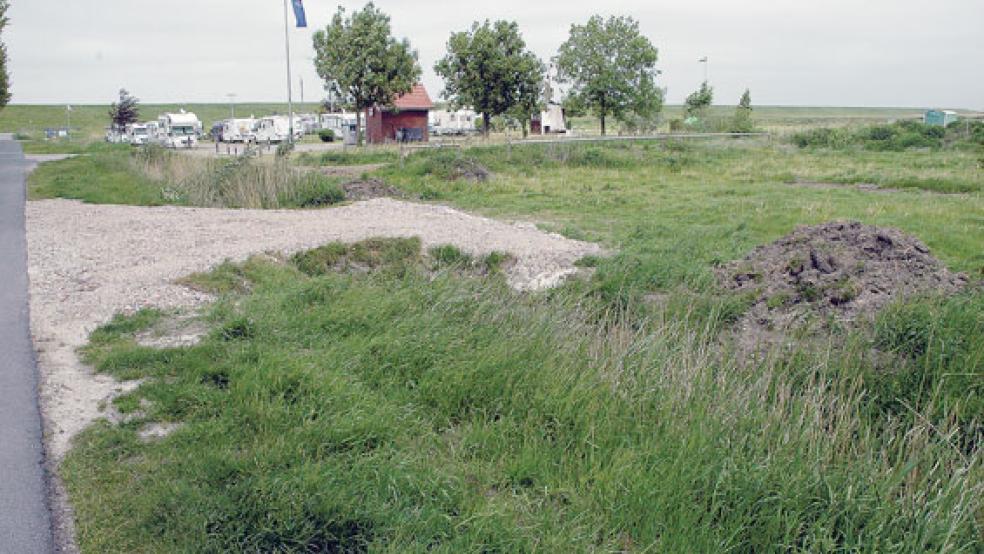 Die Zuwegungen der Baustelle in Ditzum über einen Graben wurden in diesen Tagen hergestellt. © Foto: Szyska