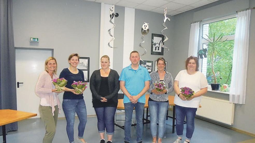 »Alte« und »Neue« im Vorstand des Fördervereins, die ehemaligen Mitglieder bekamen einen Blumenstrauß. Im Bild von links Janneke Randt, Ursula Schulte, die neue Vorsitzende Monique de Riese, der neue Kassenwart Hartmut Janssen, Insa Kolkmann und Sandra Schoormann. Es fehlt Melanie Yzer. © Foto: privat