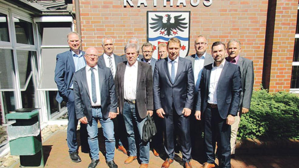 Trafen sich in Uplengen: Die Mitglieder des Netzbeirates des Landkreises Leer. Mit dabei waren auch Gerald Sap (Gemeinde Bunde) und Martin Schilling (Gemeinde Jemgum). © Foto: EWE