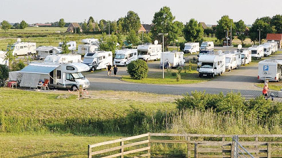 Durch die Erhöhung der Gebühren für die Nutzung des Wohnmobilstellplatzes in Ditzum sollen die ab Mitte 2019 anfallenden Kosten für den Betrieb des neuen Sanitärgebäudes gedeckt werden. Die Verwaltung hat den Auftrag erhalten, frühzeitig eine Kostenkalkulation vorzulegen. © Archivfoto: Boelmann