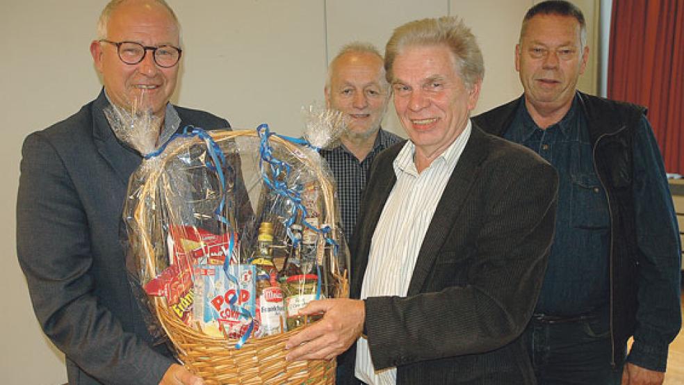 Mit einem Präsentkorb und vielen lobenden Worten für seine Arbeit als Kämmerer der Gemeinde Jemgum wurde Martin Schilling (Zweiter von rechts) auf der Ratssitzung am Donnerstagabend in den Ruhestand verabschiedet. Bürgermeister Hans-Peter Heikens und dessen Stellvertreter Konrad Kruse und Helmut Plöger (von links) sowie der gesamte Rat bedankten sich herzlich für sein engagiertes Wirken. © Foto: Szyska
