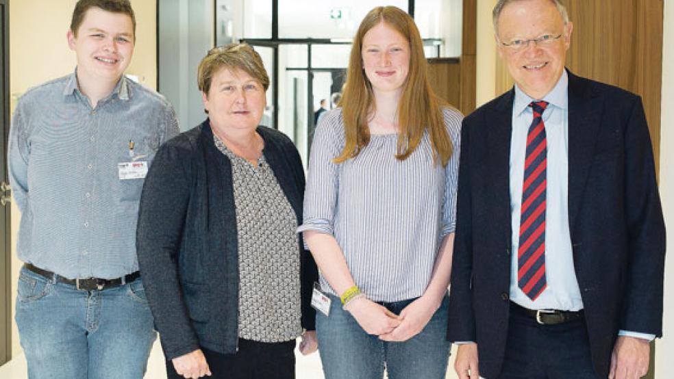 Femke Müller (Zweite von rechts) und John Wiechers (links) haben Johanne Modder bei ihrer Arbeit begleitet und auch Ministerpräsident Stephan Weil getroffen. © Foto: privat