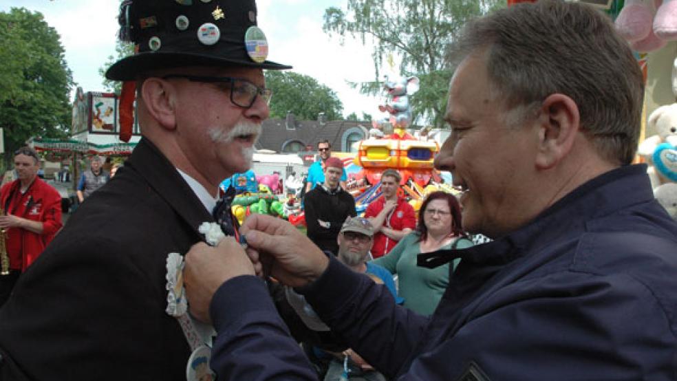 Wort gehalten: Bürgermeister Gerald Sap hatte dem »Grand Marshall« der »Mill Rose Jazzband« aus Winschoten, Wietze de Roo, im Vorjahr eine Anstecknadel der Gemeinde Bunde versprochen, heute steckte er ihm sie ans Revers. © Foto: Szyska