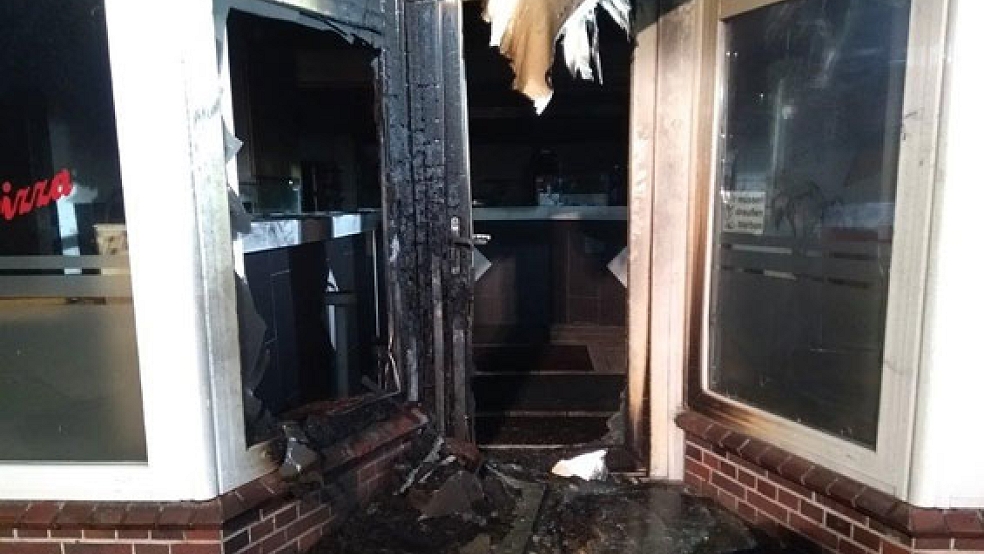 Der Brand breitete sich auch auf Teile der Decke im Innenraum der Pizzeria in Collinghorst aus. © Foto: Feuerwehr