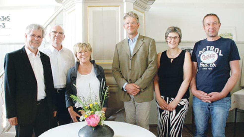 Der Kirchenrat mit (von rechts) Stefan Verch, Annegret Steenblock, Fokko de Boer und Evelin Neelen (Vorsitzende) freute sich über die zahlreichen Geburtstagsgäste, darunter Kirchenpräsident Dr. Martin Heimbucher (links) und der für Ditzumerverlaat und Landschaftspolder zuständige Pastor Michael Groothues. © 