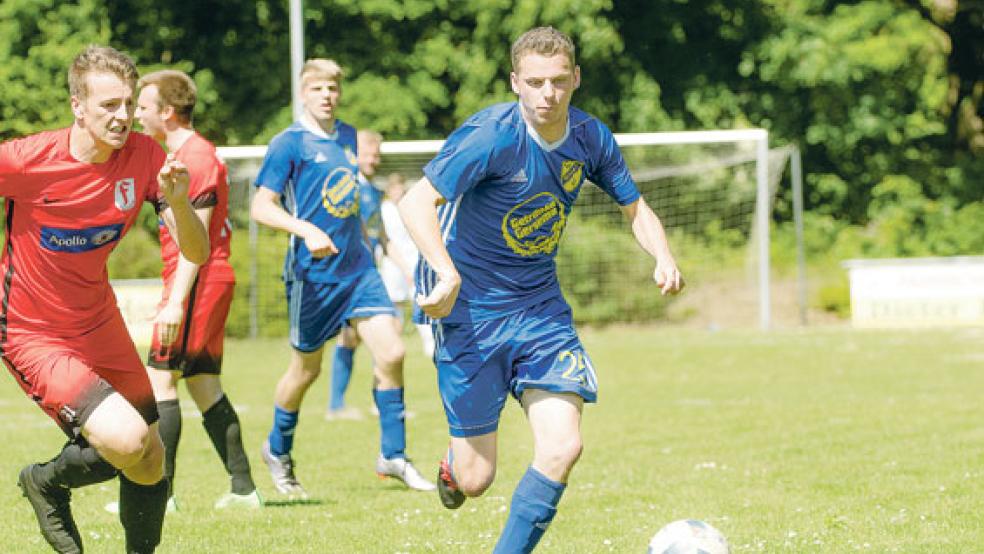 Den Ball fest im Blick hatten Logas Steffen Dieken und Weeners Frank Malchus (rechts). © Foto: Bruins