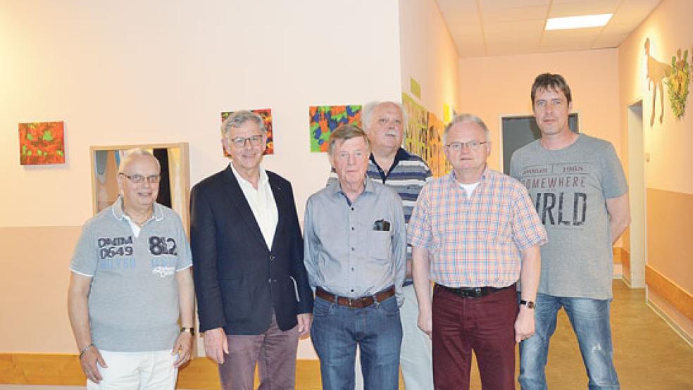 Gespräche in der Tagesförderstätte in Bunde (von links): Vorstandsvorsitzender Simon Sweers, Superintendent Gerd Bohlen, Schatzmeister Bernhard Kolthoff, Kirchenvorsteher Johannes Willms, Gemeindepastor Rolf Kemner und Gruppenleiter Günther Recke. © Foto: Kirche