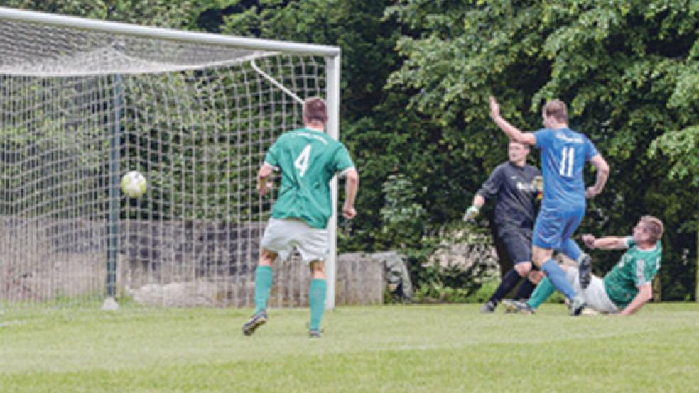 Unhaltbar bugsierte Tammo Schmidt (liegend) bereits in der zwölften Minute den Ball ins SG-Tor. Da war für die Gäste nichts mehr zu machen. © Foto: Klemmer