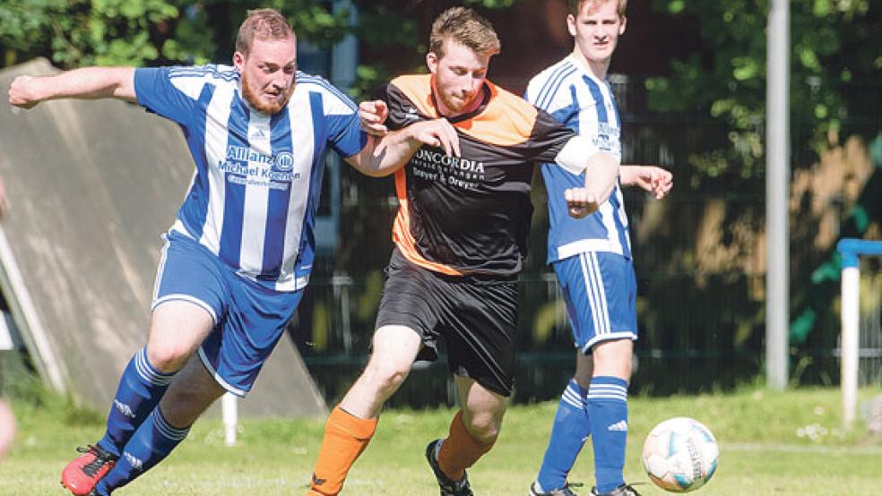 Lieferten sich ein packendes Duell: Möhlenwarfs Marc Ostendorp und SV-Fußballer Frank Schulte (rechts). © Foto: Bruins