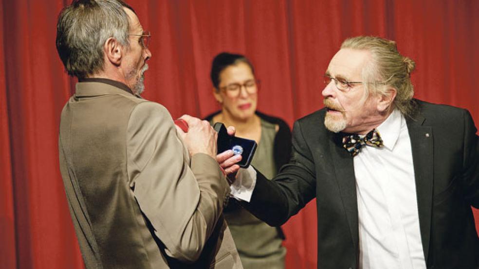 Schont weder sich noch andere: Alceste. Im Bild eine Szene mit Philinte (Johannes Simons), Éliante (Aida-Ira El-Eslambouly) und Alceste (Helmut Rühl). © Foto: Landesbühne