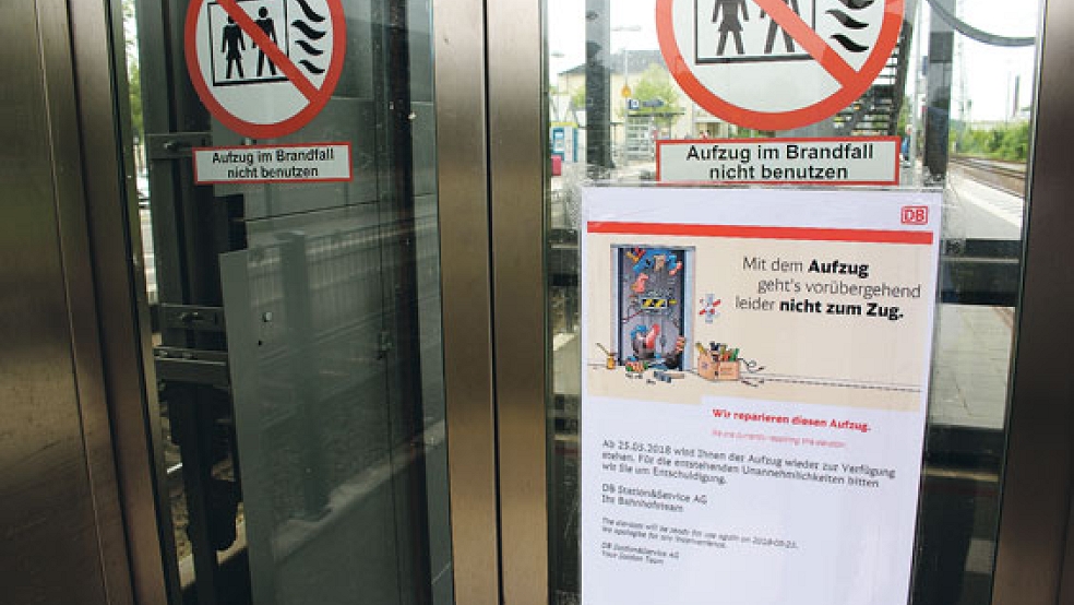 »Mit dem Aufzug geht´s vorübergehend leider nicht zum Zug«, steht auf einem Hinweisschild am defekten Fahrstuhl am Papenburger Bahnhof.  © Foto: Stadt Papenburg