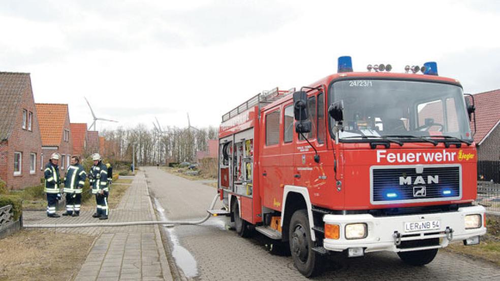 Die Feuerwehr Weener, hier aktiv bei der Bekämpfung eines Schwelbrandes im Keller eines Hauses an der Königsberger Straße in Weener, soll ein neues Einsatzleitfahrzeug bekommen.  © Archivfoto: Hoegen