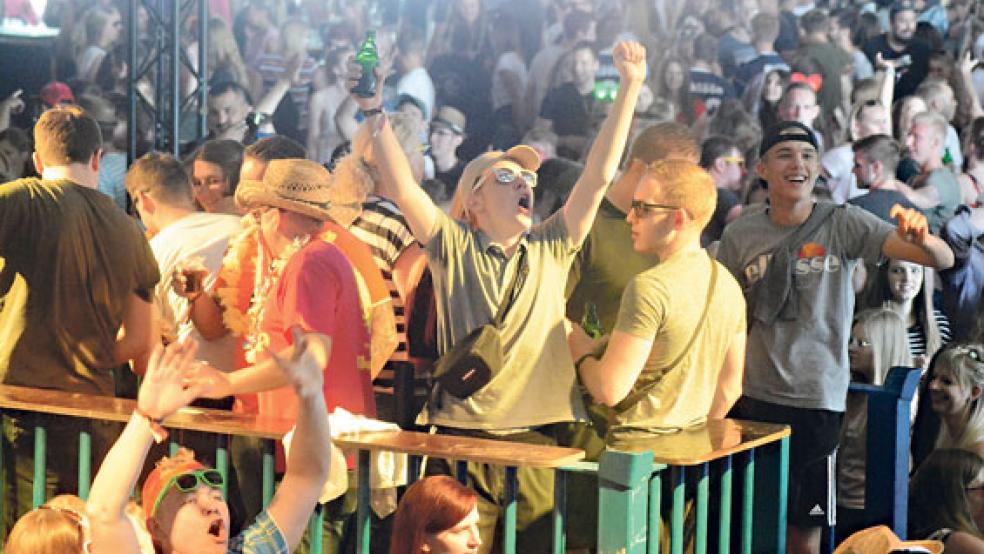 Fröhlich feierten die rund 20.000 Besucher beim Frühtanz in Tange.  © Fotos: Hellmers