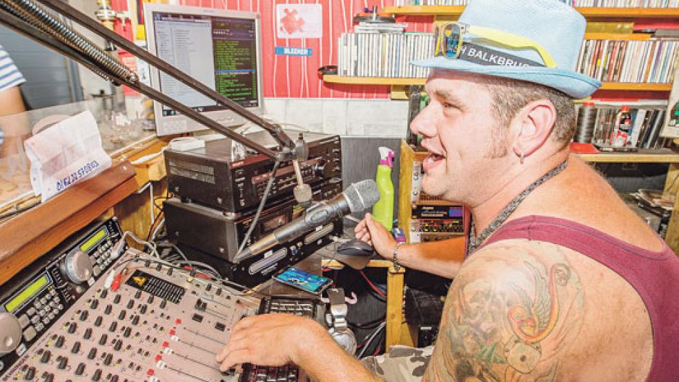 Michael Bleeker in seinem Element: In seiner Gartenhütte kann er auf gut 500 Schallplatten und 1000 CD’s mit 80.000 Liedern zurückgreifen. © Fotos: Bruins