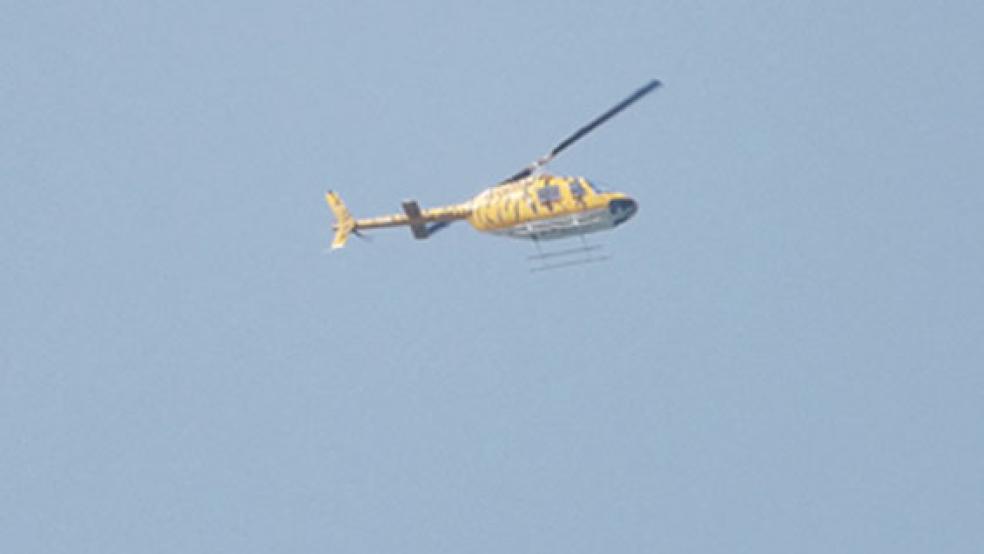 Dieser Hubschrauber war über der Gemeinde Bunde unterwegs. Es wurden Luftbilder von einer möglichen Windstrom-Trasse erstellt, die auch durchs Rheiderland verlaufen könnte.  © Foto: Großpietsch