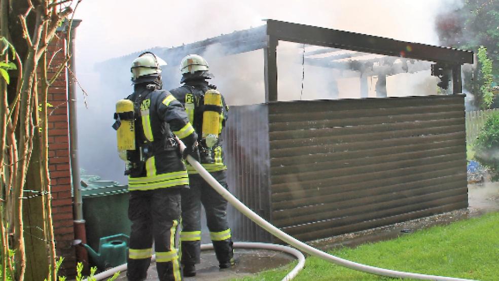 Der Schuppenbrand konnte von der Feuerwehr schnell gelöscht werden. © Foto: Rand (Feuerwehr)