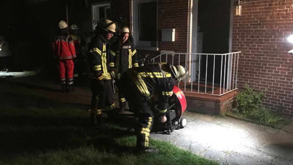 Die Feuerwehr setzte eine Überdruckbelüftung ein, um die Wohnung von Rauch zu befreien. © Foto: Feuerwehr