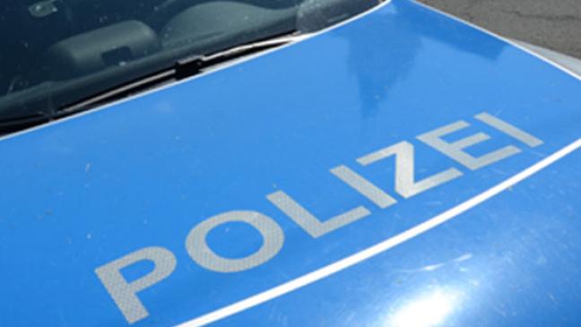 Mann entblößt sich vor Mädchen