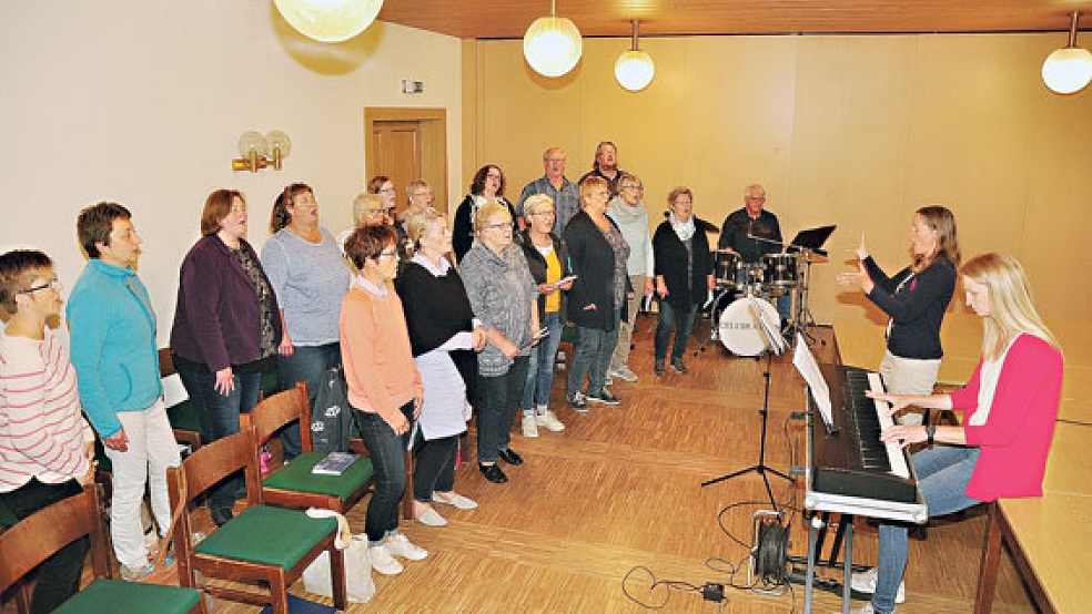 Der Chor »Celebration« aus Bingum probt schon fleißig für zwei Auftritte in Coldam und Veenhusen.  © Foto: Wolters