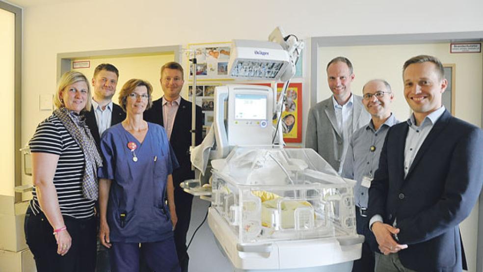 Freuen sich über die Anschaffung von sechs neuen Inkubatoren für Frühgeborene (von links): Mareike Stöhr (Lionsclub), Gerd Oltmanns (Roundtable), Kinderkrankenschwester Enne Hartmann (Lionsclub), Cornelis Buurman (Roundtable), Thomas Stern (2. Vorsitzender des Fördervereins der Kinderklinik), Dr. Daniel Schüler (Chefarzt der Kinderklinik) und Jan Wolff (1. Vorsitzender des Fördervereins der Kinderklinik).  © Foto: Boelmann