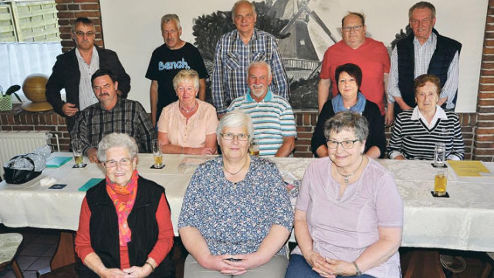 Die Theatergruppe Möhlenwarf-Weenermoor überreichte jetzt die Tombola-Preise an die Gewinner. © Foto: Wolters