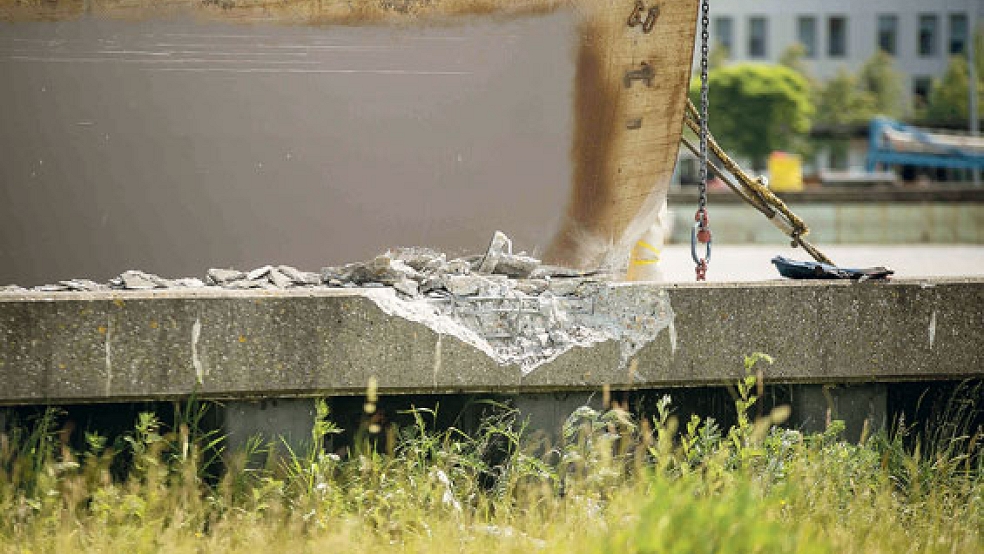 Durch den Aufprall des Schwimmteils wurde die Betonwand des Werfthafens auf mehreren Metern beschädigt. © Foto: Klemmer
