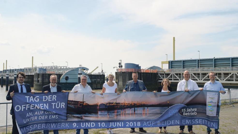 Das Organisationsteam (von links) Nils Siemen (Gemeinde Moormerland), Thorsten Kuchta (ARL), Kurt Radtke (Touristik GmbH), Insa Bruhns und Helmut Plöger (beide Gemeinde Jemgum), Bettina Stöhr (Gemeinde Moormerland) sowie Reinhard Backer und Armin Heine (NLWKN) als Hausherren.  © Foto: Himstedt