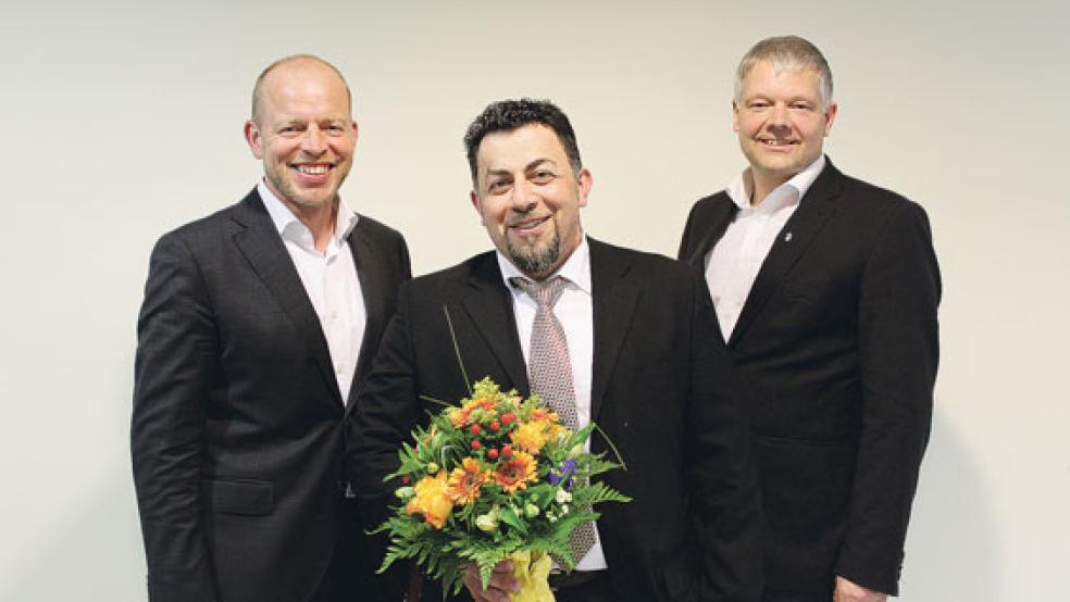 Begrüßten den neuen Chefarzt Dr, Baha Al-Sabbagh (Mitte): Ansgar Veer. Hauptgeschäftsführer der St. Bonifatius Hospitalgesellschaft Lingen (links) und Pastor Thomas Burke, Vorsitzender der Gesellschafterversammlung.  © Foto: privat