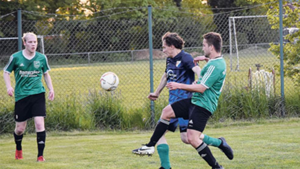 Für die beiden letzten Saisonspiele müssen die Bingumer um Markus Geuken (links) und Jannes Klinkenborg noch einmal alles abrufen, um den Klassenerhalt zu schaffen.  © Archivfoto: Hilbrands