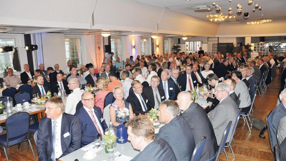 Der Saal im Ostfriesen Hof in Leer war am Donnerstagabend bei der 50. OVB-Vertreter­versammlung bis auf den letzten Platz gefüllt.  © Foto: Boelmann