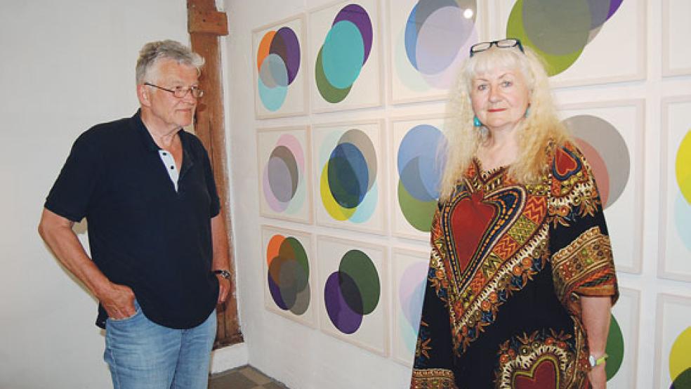 Das Spiel von Farben und Formen macht die Arbeit von Edeltraut Rath aus. Links Ulrich Schnelle, der morgen auch eine Auswahl seiner eigenen Arbeiten zeigt. © Foto: Hoegen