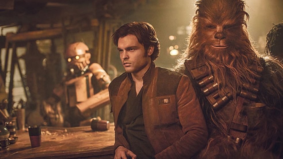 Wie haben sich Han Solo (Alden Ehrenreich) und sein zotteliger Gefährte Chewbacca (Jonas Suotamo) kennengelernt? Auch diese Frage wird im Film beantwortet.  © Foto: Lucasfilm