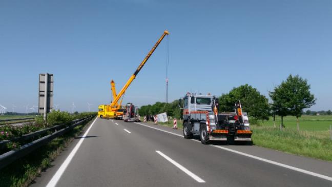 Lastwagen wird mit Autokran geborgen