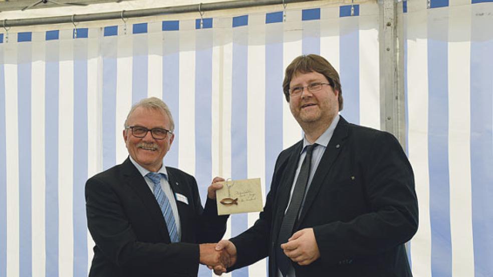 Symbolisch - nach seiner Andacht übergab Ard Nap (rechts) dem Vorsitzenden Wolfgang Philipps einen Schlüssel in Form eines Fisches.  © Foto: Himstedt