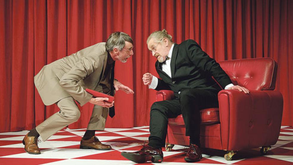 Auf seinen Freund Philinte (Johannes Simons, links), der ihn zur Mäßigung und einer gewissen Anpassung auffordert, will Alceste (Helmut Rühl) nicht hören. © Foto: Landesbühne