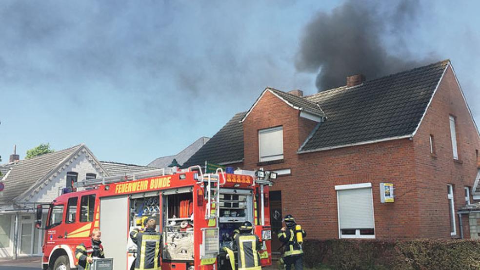 Bei dem Brand eines Hausanbau am Kellingwold in Bunde (hinter dem Gebäude im Bild) ist hoher Schaden entstanden.  © Foto: Hanken