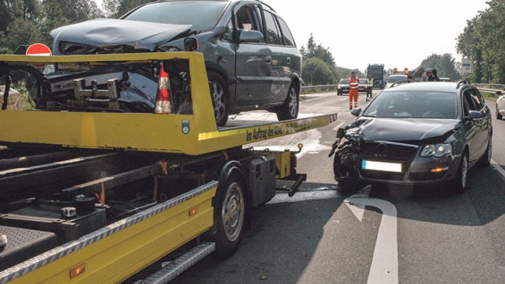 Beide Autos waren nicht mehr fahrbereit und mussten abgeschleppt werden. © Foto: Szyska